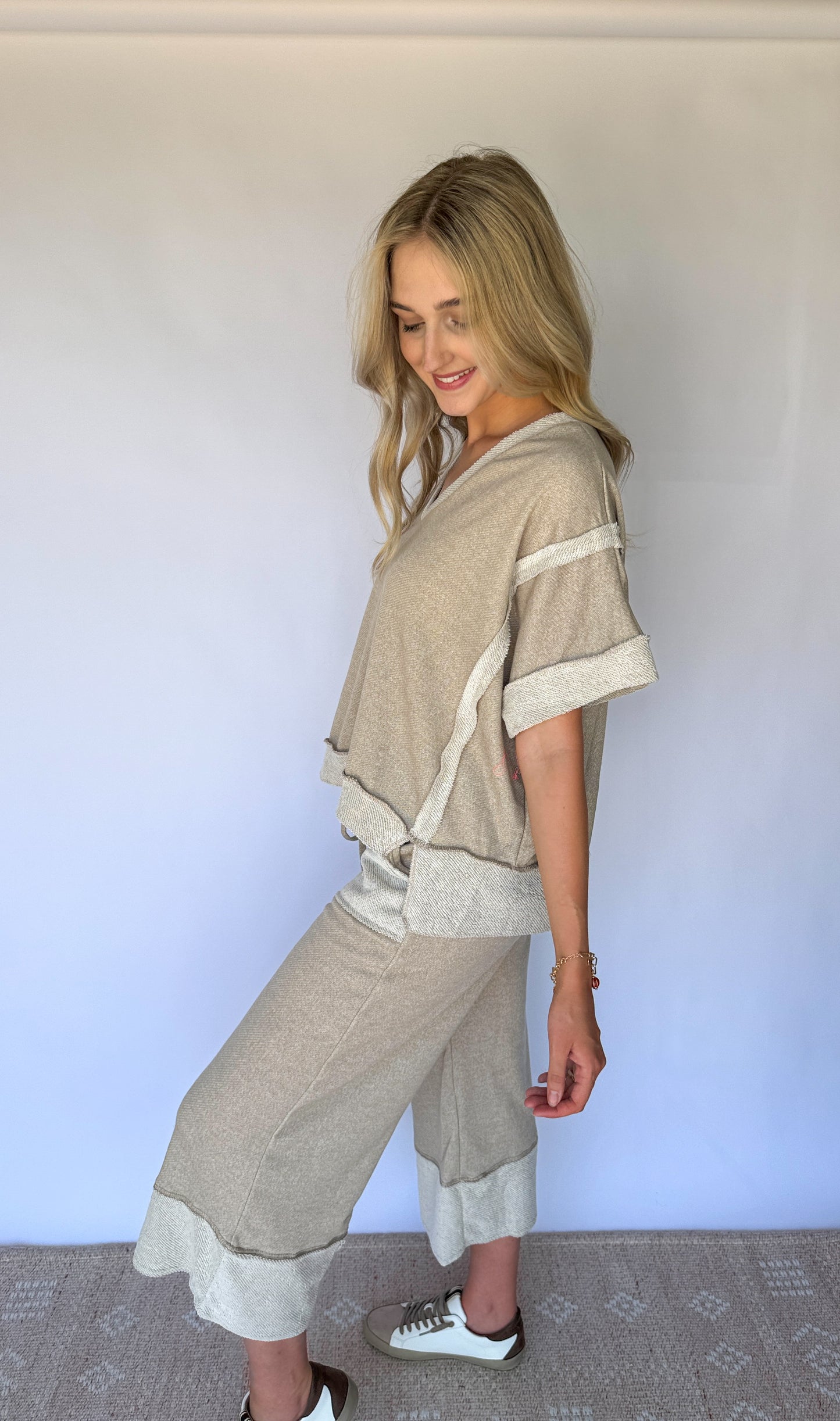 Annie Reverse Contrast V-Neck Half Sleeve Top